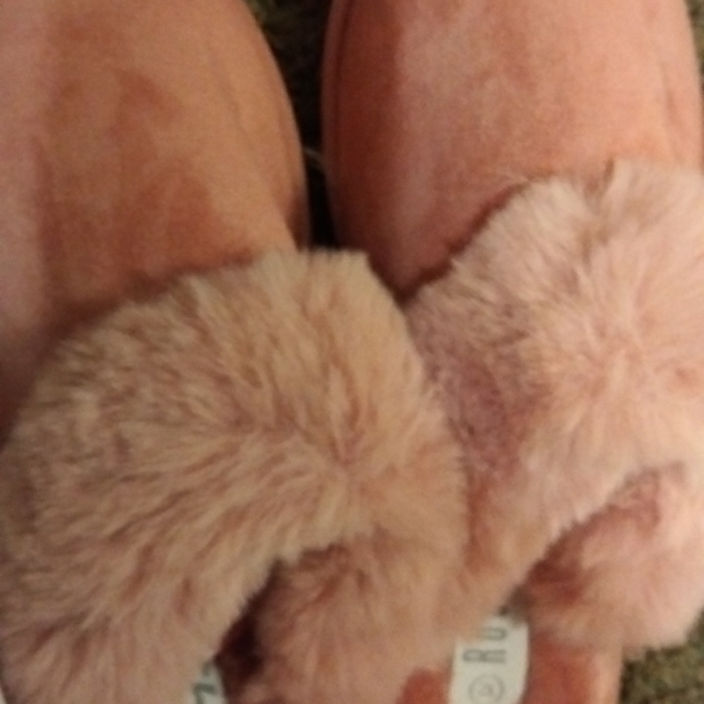 Iam selling rouge helium slippers